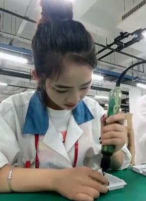 90后女生晒出在工厂打工图片引发热议，背后藏着年轻一代的新选择